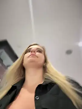 Snapshot of Betsy chatting on 02/04/25, 01:16 Betsy online show from 02/04/25, 01:16