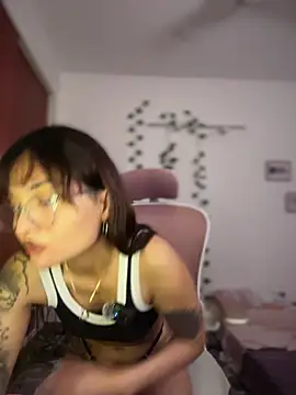 LuXarumi online show from 12/23/25, 03:59