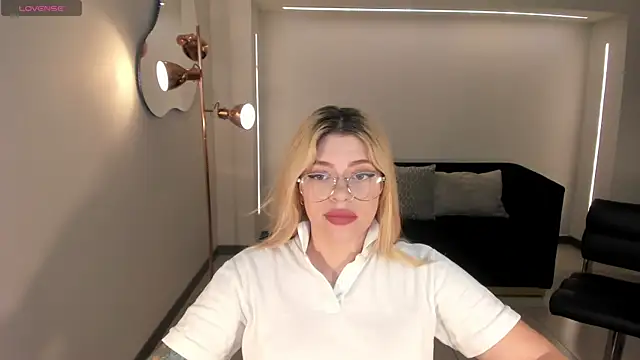 MadisonKane online show from 11/30/25, 11:47