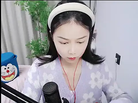 Snapshot of mili923 chatting on 12/21/25, 01:29 mili923 online show from 12/21/25, 01:29