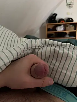 hannes256102 online show from 04/15/26, 02:02