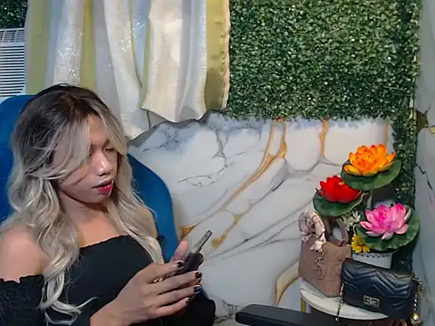 Snapshot of Alexie_08 chatting on 12/04/25, 10:13 Alexie 08 online show from 12/04/25, 10:13