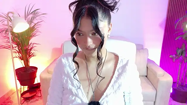 victoria   moon online show from 12/18/25, 02:01