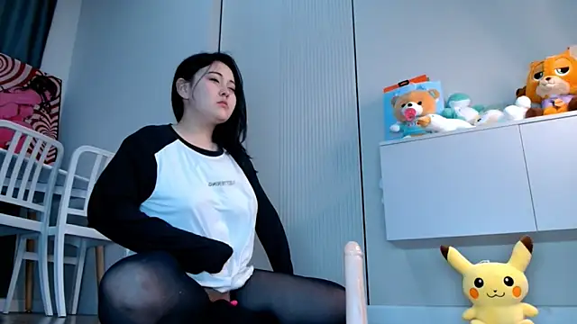 minji snow online show from 04/15/26, 12:56