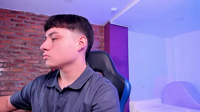 HotThreesoome online show from 03/26/26, 12:44