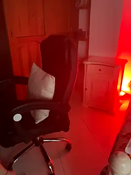 Snapshot of EmiHarrys chatting on 12/15/25, 10:14 EmiHarrys online show from 12/15/25, 10:14