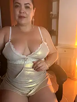 Snapshot of EmiHarrys chatting on 12/16/25, 09:53 EmiHarrys online show from 12/16/25, 09:53