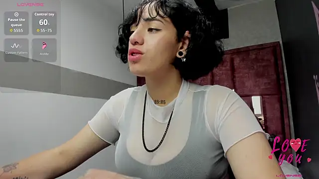 Snapshot of Kiara_Fox__ chatting on 04/19/26, 08:46 Kiara Fox online show from 04/19/26, 08:46