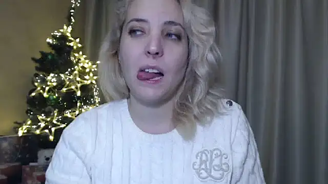Snapshot of sweetpussy chatting on 01/01/25, 12:33 sweetpussy online show from 01/01/25, 12:33