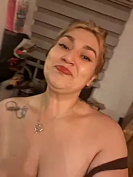 Snapshot of Magenta_Moon chatting on 01/13/26, 11:43 Magenta Moon online show from 01/13/26, 11:43