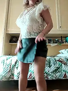 Snapshot of AhlyssaLove1155 chatting on 12/21/25, 01:18 AhlyssaLove1155 online show from 12/21/25, 01:18