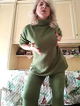 Snapshot of AhlyssaLove1155 chatting on 12/22/25, 01:08 AhlyssaLove1155 online show from 12/22/25, 01:08