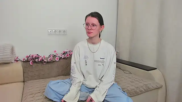 RoxyHerena online show from 12/22/25, 12:35