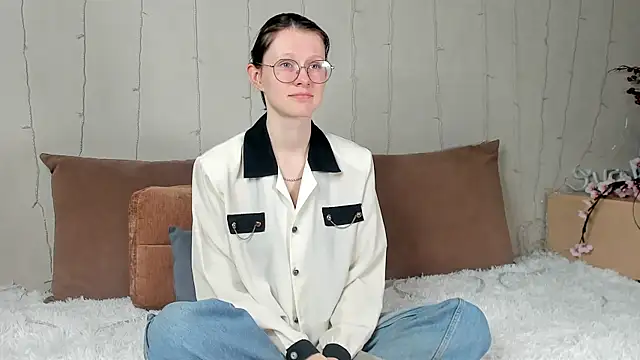 RoxyHerena online show from 12/23/25, 05:05