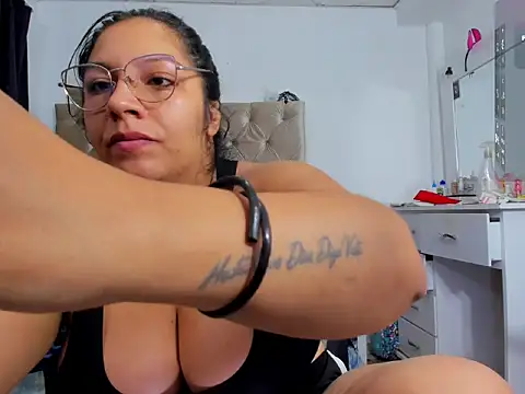 Snapshot of lulu_parker chatting on 03/10/26, 01:32 lulu parker online show from 03/10/26, 01:32