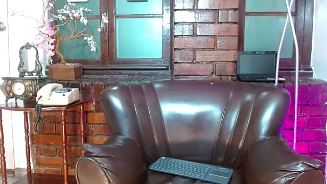 Snapshot of Sue_Sparkle chatting on 12/19/25, 07:10 Sue Sparkle online show from 12/19/25, 07:10