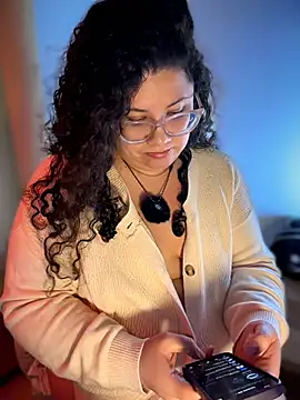 Snapshot of VanesssaMilf_ chatting on 05/14/26, 08:43 VanesssaMilf online show from 05/14/26, 08:43