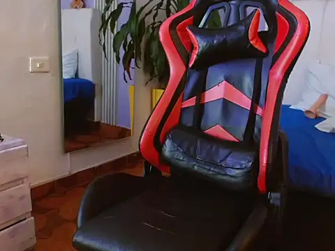 mia collin  online show from 12/16/25, 09:25