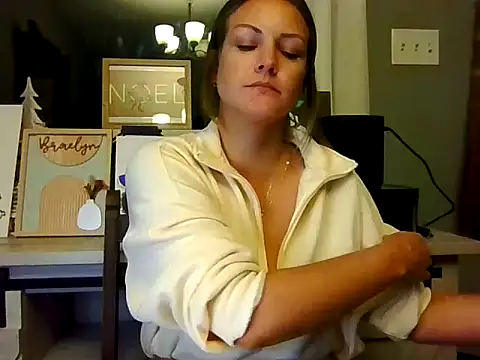 Snapshot of MagnoliaHoney chatting on 12/22/25, 04:31 MagnoliaHoney online show from 12/22/25, 04:31