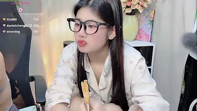 Snapshot of Yvonne-07 chatting on 12/15/25, 01:54 Yvonne-07 online show from 12/15/25, 01:54