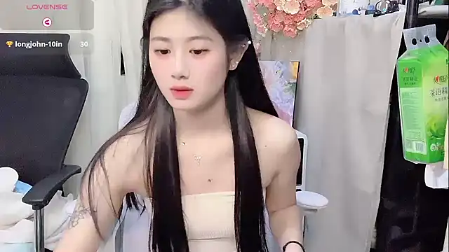 Snapshot of Yvonne-07 chatting on 12/17/25, 12:55 Yvonne-07 online show from 12/17/25, 12:55