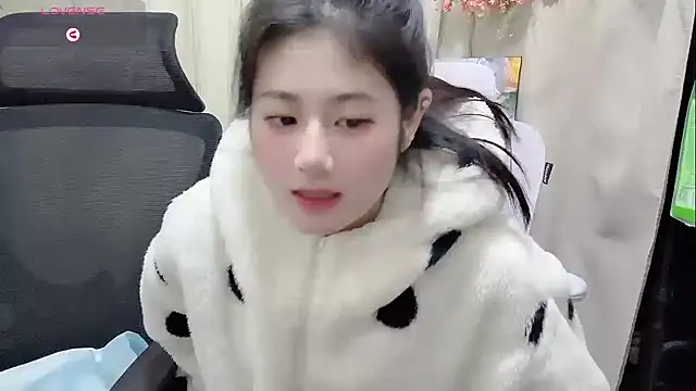 Snapshot of Yvonne-07 chatting on 12/19/25, 11:28 Yvonne-07 online show from 12/19/25, 11:28