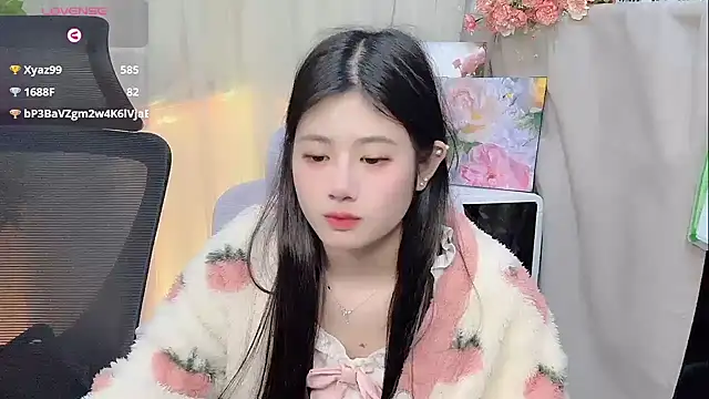 Snapshot of Yvonne-07 chatting on 12/21/25, 12:07 Yvonne-07 online show from 12/21/25, 12:07