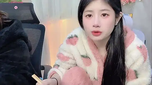 Snapshot of Yvonne-07 chatting on 12/22/25, 10:23 Yvonne-07 online show from 12/22/25, 10:23