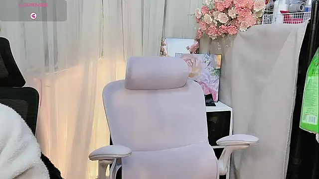 Snapshot of Yvonne-07 chatting on 01/07/26, 08:55 Yvonne-07 online show from 01/07/26, 08:55