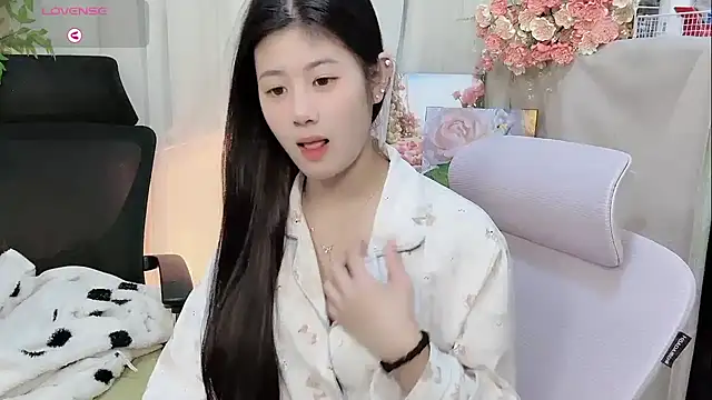 Snapshot of Yvonne-07 chatting on 01/08/26, 12:40 Yvonne-07 online show from 01/08/26, 12:40