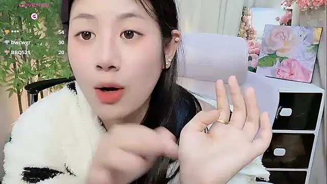 Snapshot of Yvonne-07 chatting on 01/13/26, 08:19 Yvonne-07 online show from 01/13/26, 08:19