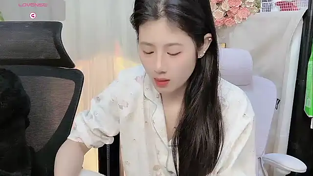 Snapshot of Yvonne-07 chatting on 01/13/26, 09:09 Yvonne-07 online show from 01/13/26, 09:09