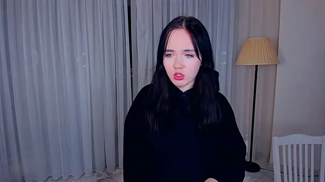 Snapshot of LenaKurpiel chatting on 12/19/25, 04:47 LenaKurpiel online show from 12/19/25, 04:47