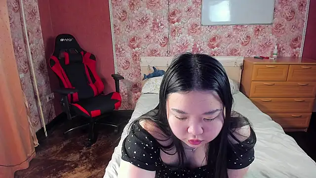 hungrybunny333 online show from 12/17/25, 10:10