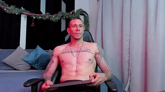 Snapshot of J_king__ chatting on 12/16/25, 08:36 J king online show from 12/16/25, 08:36