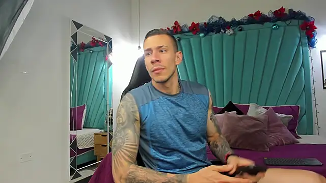 Snapshot of J_king__ chatting on 12/17/25, 12:44 J king online show from 12/17/25, 12:44