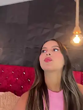 Snapshot of Valeria-escobar chatting on 02/15/26, 01:31 Valeria-escobar online show from 02/15/26, 01:31