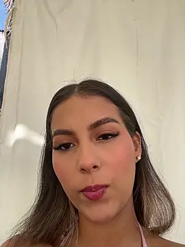 Snapshot of Valeria-escobar chatting on 02/27/26, 01:44 Valeria-escobar online show from 02/27/26, 01:44