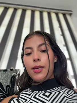 Snapshot of Valeria-escobar chatting on 04/19/26, 01:54 Valeria-escobar online show from 04/19/26, 01:54