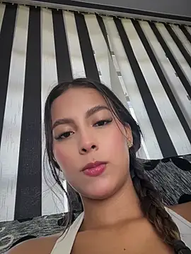 Snapshot of Valeria-escobar chatting on 04/22/26, 01:34 Valeria-escobar online show from 04/22/26, 01:34