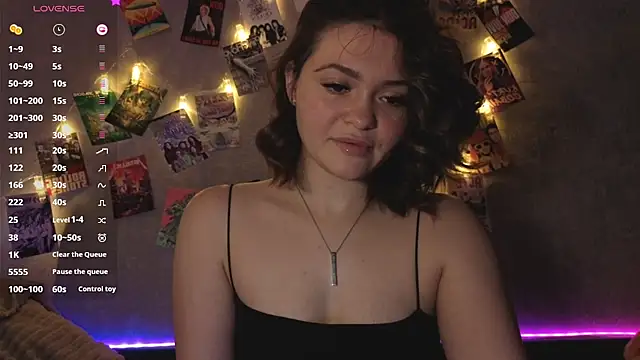 Snapshot of YummyTira chatting on 12/19/25, 12:39 YummyTira online show from 12/19/25, 12:39