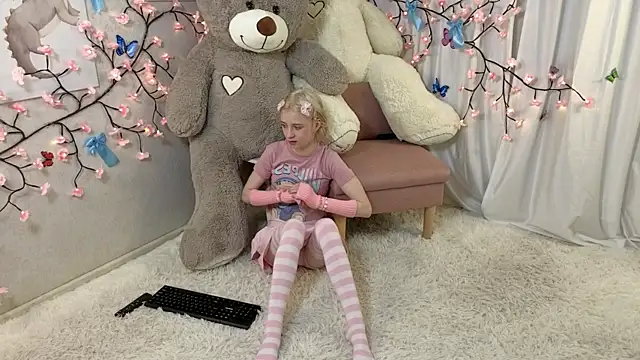 Snapshot of ViollaBloom chatting on 12/22/25, 02:41 ViollaBloom online show from 12/22/25, 02:41