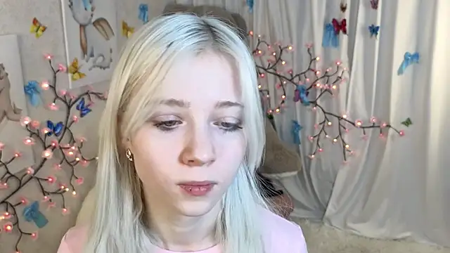 Snapshot of ViollaBloom chatting on 01/10/26, 01:18 ViollaBloom online show from 01/10/26, 01:18