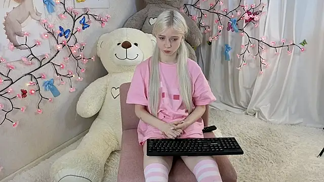 Snapshot of ViollaBloom chatting on 01/12/26, 01:33 ViollaBloom online show from 01/12/26, 01:33