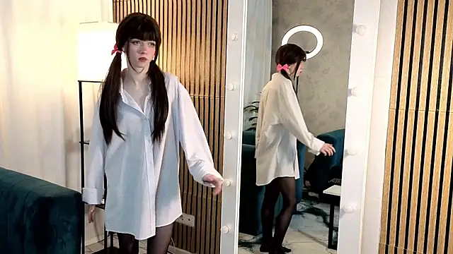 Snapshot of ViollaBloom chatting on 02/15/26, 11:12 ViollaBloom online show from 02/15/26, 11:12