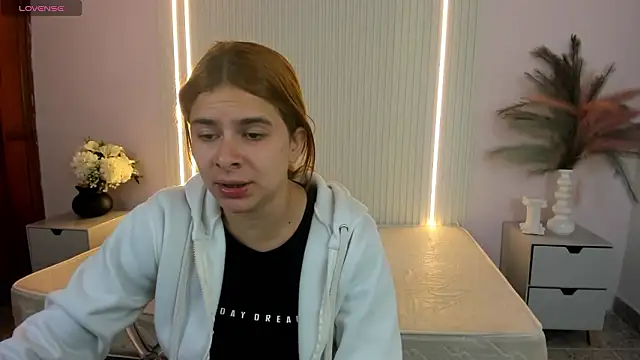 VivianOwen9 online show from 02/16/26, 12:56