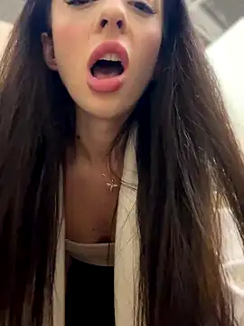 YeaLina online show from 12/14/25, 10:42