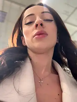 YeaLina online show from 12/21/25, 10:22