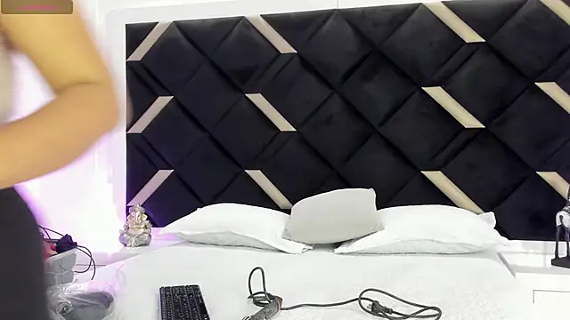 Lunara Vall online show from 04/01/26, 07:33