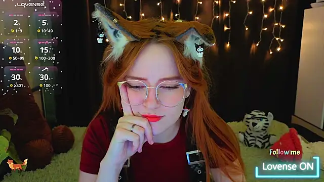 Snapshot of LittleFoxHole chatting on 12/22/25, 01:57 LittleFoxHole online show from 12/22/25, 01:57